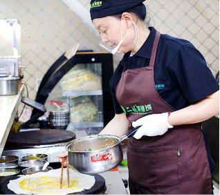 邻村二妮菜煎饼、二妮菜煎饼做煎饼.jpg